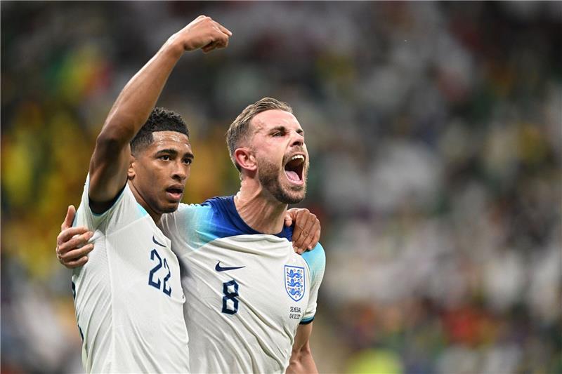 Premiere und Rekord für Kane: England besiegt Senegal Englands Torschütze Jordan Henderson jubelt nach seinem Treffer zum 1:0 gegen Senegal mit Jude Bellingham.