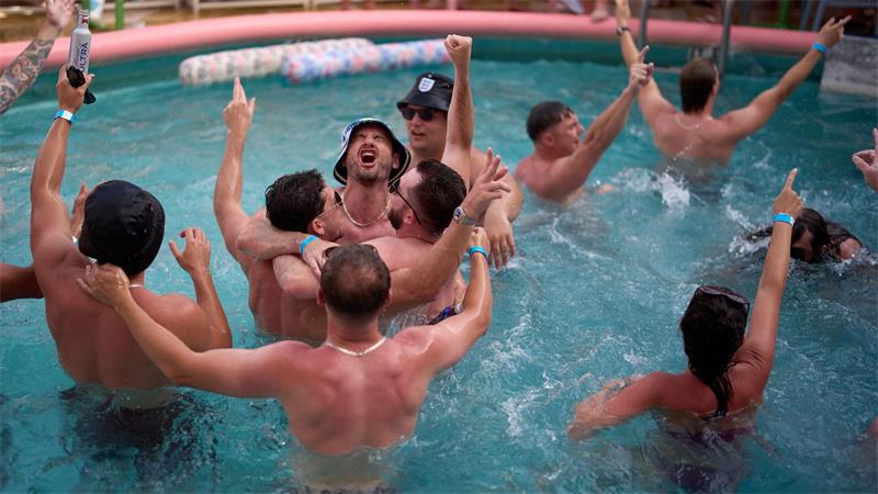 Englische Fußballfans singen zur Musik mit, während sie am Vorabend ihres Viertelfinalspiels im „The Clevelander“ am Ocean Drive in Miami baden.