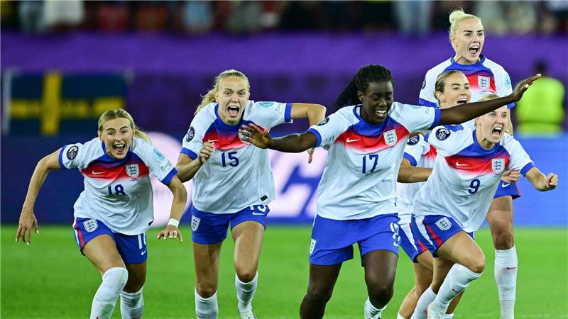 Englische Spielerinnen reagieren nach dem entscheidenden Elfmeter im Viertelfinale der EM gegen Schweden in der Schweiz.