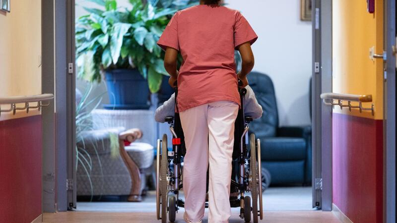 Fachkräfte gesucht - Engpässe in fast jedem siebten Beruf Engpässe bestehen unter anderem in den Pflege- und Gesundheitsberufen.