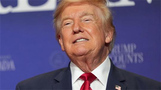 Engpässe im US-Militär bei Waffen und Munition als Folge des Iran-Kriegs? US-Präsident Donald Trump weist diese Bericht zurück und droht allen, die das behaupten, mit langen Haftstrafen.