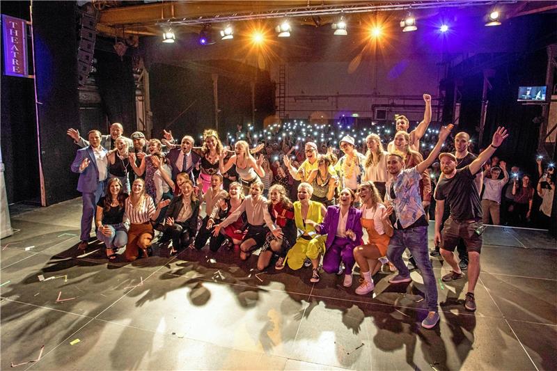 Ensemblefoto 2023 nach der letzten Vorstellung am Rammelsberg: Der Verein „Bühnenreif“ hat das Musical „Soho Cinders“ aufgeführt. Der Verein erhält aktuell eine Kulturförderung von 7600 Euro. Foto: Martin Schenk