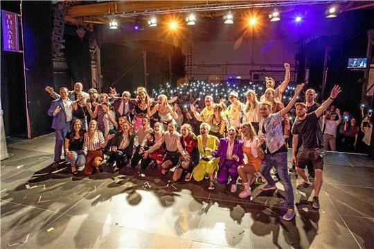 Ensemblefoto 2023 nach der letzten Vorstellung am Rammelsberg: Der Verein „Bühnenreif“ hat das Musical „Soho Cinders“ aufgeführt. Der Verein erhält aktuell eine Kulturförderung von 7600 Euro. Foto: Martin Schenk