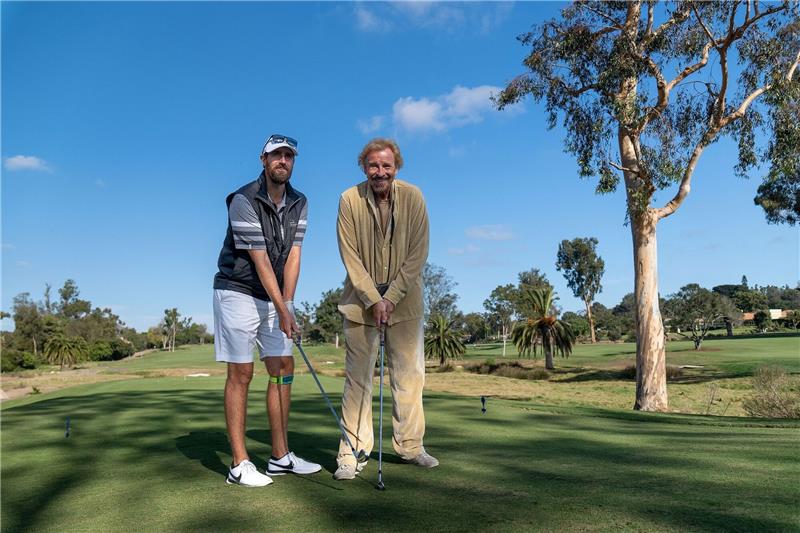 Thomas Gottschalks Sohn wird Youtuber Entertainer Thomas Gottschalk (r) und sein Sohn Roman Gottschalk beim Abschlag auf dem Gelände des Golf Clubs.