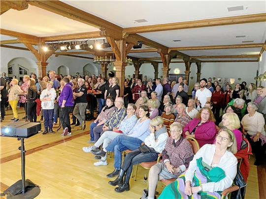 Entertainer Tobias Sudhoff und sein Schlagzeuger Gereon Homann haben ihr singendes Rudel im Bündheimer Schloss am Samstagabend gut im Griff. Foto: Nachtweyh