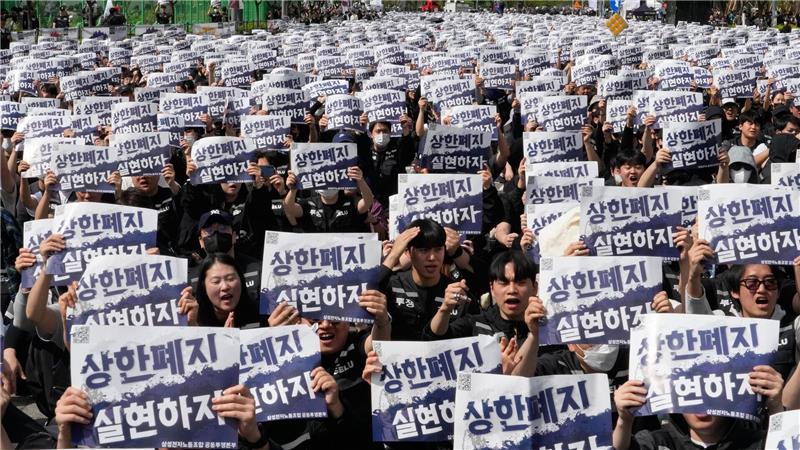 Warum Samsung ein historischer Generalstreik droht „Entfernt die Obergrenzen für Boni“ fordern Mitarbeiter von Samsung während einer Kundgebung im April.