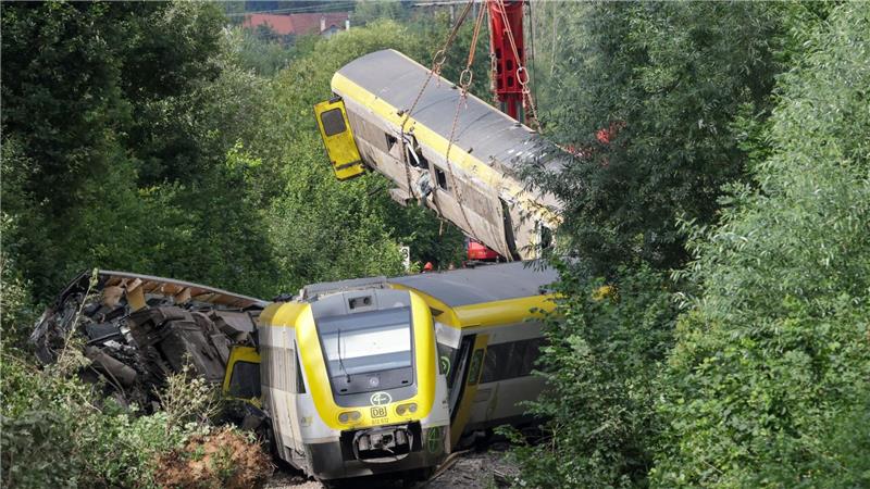 Bilder des Tages Entgleister Regionalzug wird geborgen