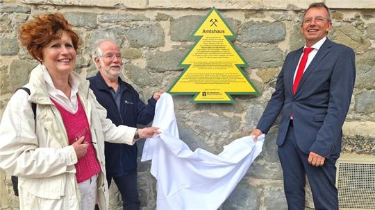 Enthüllen die neue Dennert-Tanne am Oberbergamtsgebäude (v.l.): OGMV-Vorsitzende Barbara Diederich, Tannenbeauftragter Thomas Gundermann und LBEG-Präsident Carsten Mühlenmeier.