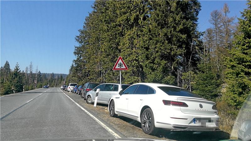 Entlang der Bundesstraße 242 müssen die Tagesausflügler parken, die zum Oderteich wollen und sonst keinen Platz gefunden haben.  Foto: Privat