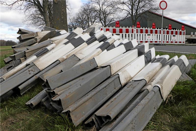 L500 für Umbau der Gielder Kreuzung monatelang voll gesperrt Entlang der L 500 ziehen die Straßenbauer bereits die Leitpfosten. Foto: Gereke