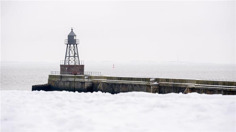 Entlang der Nordseeküste misst der Deutsche Wetterdienst aktuell eine etwa 10 Zentimeter dicke Schneedecke. (Archivbild)
