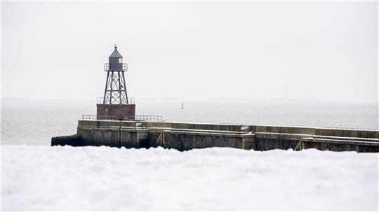 Entlang der Nordseeküste misst der Deutsche Wetterdienst aktuell eine etwa 10 Zentimeter dicke Schneedecke. (Archivbild)