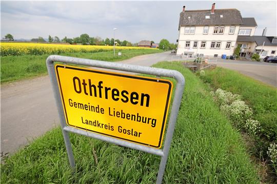 Entlang der Othfresener Worthstraße, wo derzeit noch der Raps blüht, soll das Bauland entwickelt werden. Das Projekt sieht vor, dort Grundstücke für eine Einfamilienhausbebauung und einen Wohnkomplex mit Pflegeangeboten zu erschließen.  Foto: Gereke