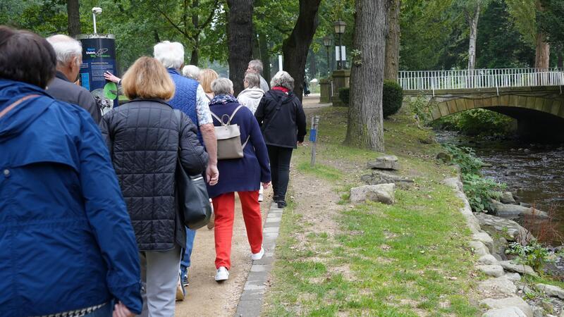 45 mögliche Neubürger erkunden Bad Harzburg Entlang der Radau geht es bei der Stadtführung in den Kurpark – von da aus dann per Seilbahn auf den Burgberg.