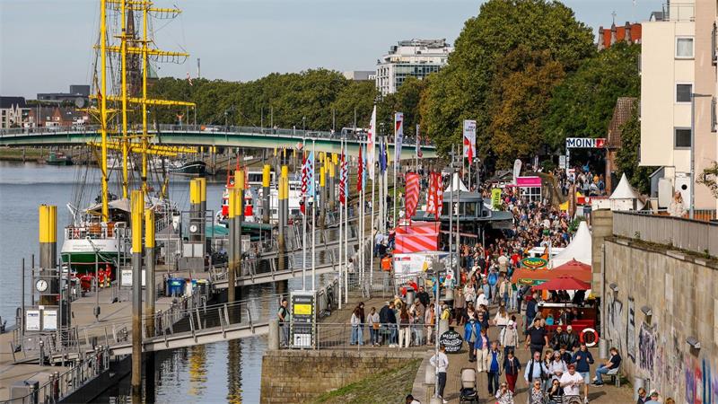 Hunderttausende feiern Einheitsfest Entlang der Weser schlängelten sich die Besucherinnen und Besucher.