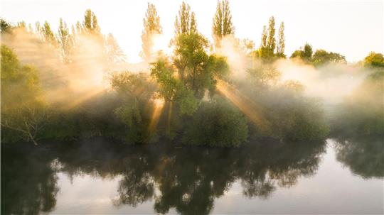 Entlang der Weser und Aller halten sich am Mittwochvormittag Nebelfelder, bevor sie am Nachmittag der Sonne weichen. (Symbolbild)