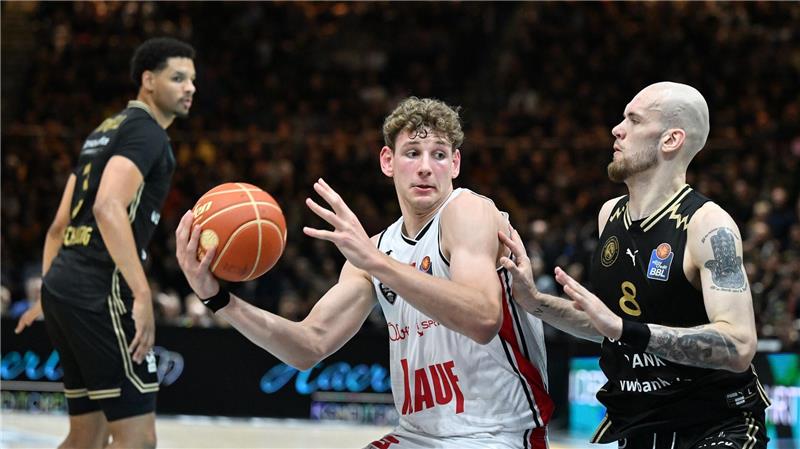 Entscheidender Mann auf Würzburger Seite: Hannes Steinbach (am Ball).
