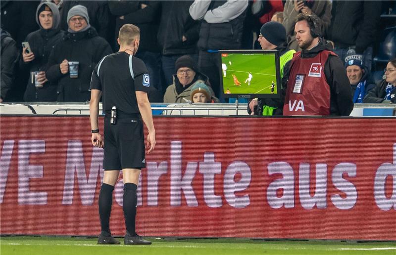 VAR-Durchsagen im Stadion besser mit Bildern Entscheidungen mithilfe des Videobeweises sorgen immer wieder für öffentliche Diskussionen.