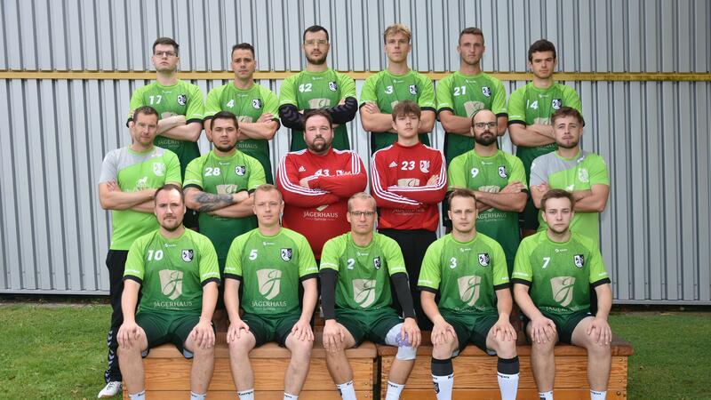 Langelsheim kündigt attraktiven Handball an Entschlossen auf die Mission Klassenerhalt: Die HSG Langelsheim/Astfeld will sich mit dem Trainergespann Jens Oelker (mittlere Reihe links) und Maurice Hanke (mittlere Reihe reichts) in der Landesliga etablieren.