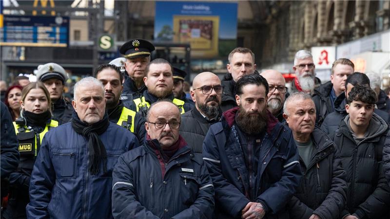 Entsetzt sind Kollegen, Polizisten und Reisende vom Tod eines Zugbegleiters nach einem Angriff.