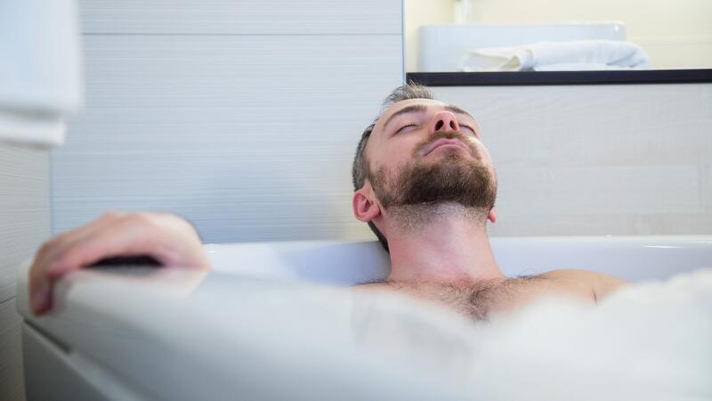 Wie Sie mit einfachen Tipps eine Erkältung loswerden Entspannung ist angesagt: Ein Erkältungsbad ist vor allem wohltuend.