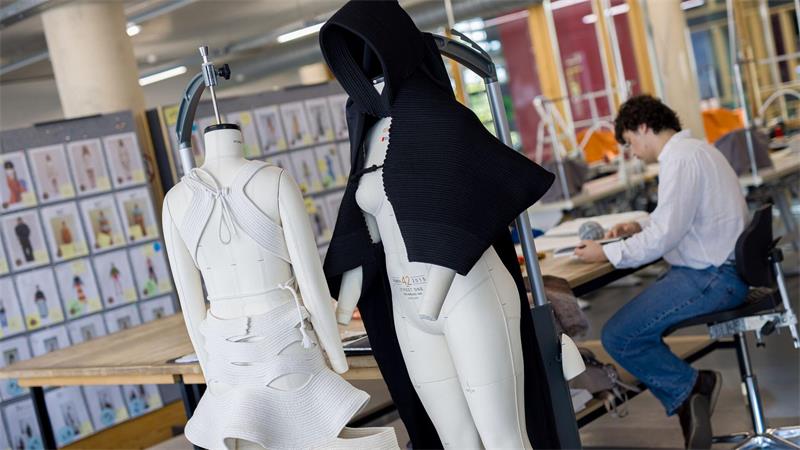 Sind Trachten in? Was Modedesigner von Helgoland mitbrachten Entstanden ist in dem Projekt eine studentische Kollektion.