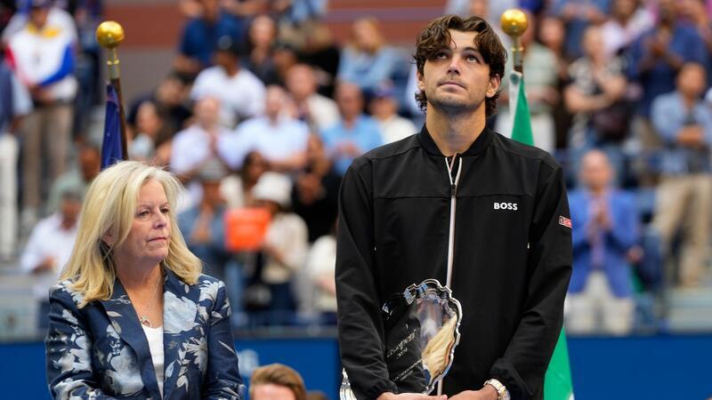 Swift hofft vergeblich: Sinner feiert US-Open-Titel Enttäuscht reagiert Taylor Fritz auf die Niederlage im US-Open-Endspiel.