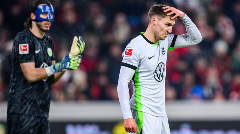 Enttäuschte Gesichter bei Wolfsburgs Kamil Grabara (l.) und Kilian Fischer.