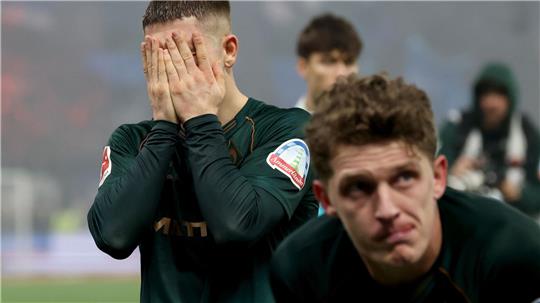 Enttäuschung: Romano Schmid und Jens Stage (r) von Werder Bremen nach der Derby-Niederlage beim Hamburger SV.