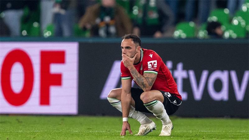 Hannover in der Krise: Auch Sportchef Boldt unter Druck Enttäuschung: Virgil Ghiţă von Hannover 96 nach dem Pokal-Aus gegen den 1. FC Kaiserslautern.