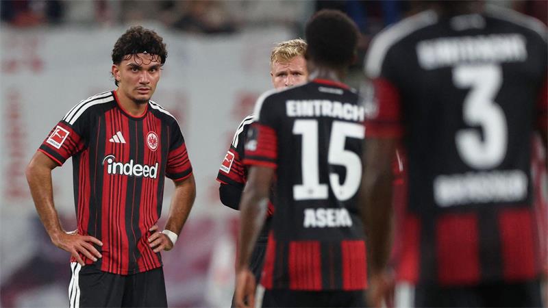 Nkunku-Hattrick: Leipzig demontiert Frankfurt Enttäuschung beim Frankfurter Can Uzun (l).