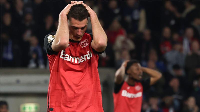 Tiefpunkt für Alonsos Doublesieger: „Wir haben es verkackt“ Enttäuschung und Entsetzen: Bayer 04 mit Stürmer Patrik Schick blamierte sich in Bielefeld.