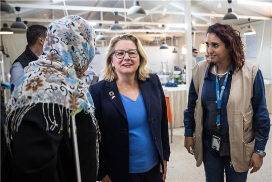 Entwicklungsministerin Svenja Schulze besucht ein Flüchtlingscamp. Das Saatari Flüchtlingscamp ist das größte in der Region mit rund 84.000 Flüchtlingen.