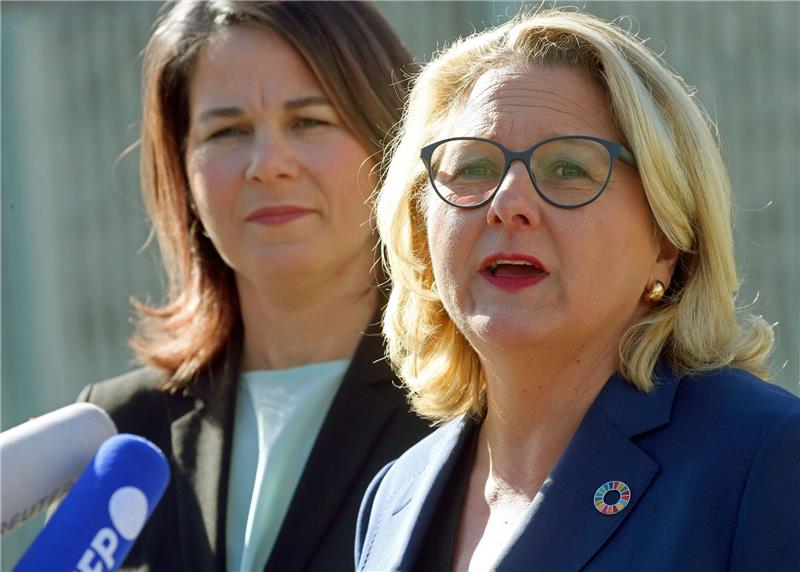 Baerbock und Schulze wollen Rechte von Frauen stärken Entwicklungsministerin Svenja Schulze (r) und Außenministerin Annalena Baerbock stellen vor dem Bundeskanzleramt ihre Leitlinien zu einer feministischen Außenpolitik vor.