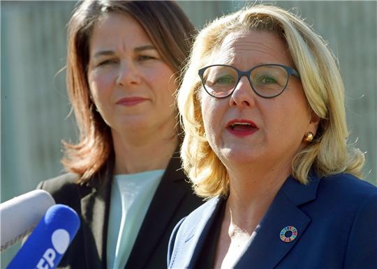 Entwicklungsministerin Svenja Schulze (r) und Außenministerin Annalena Baerbock stellen vor dem Bundeskanzleramt ihre Leitlinien zu einer feministischen Außenpolitik vor.