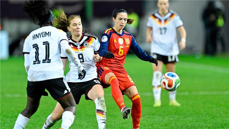 Entzaubert: Spaniens Weltfußballerin Aitana Bonmatí (in Rot).