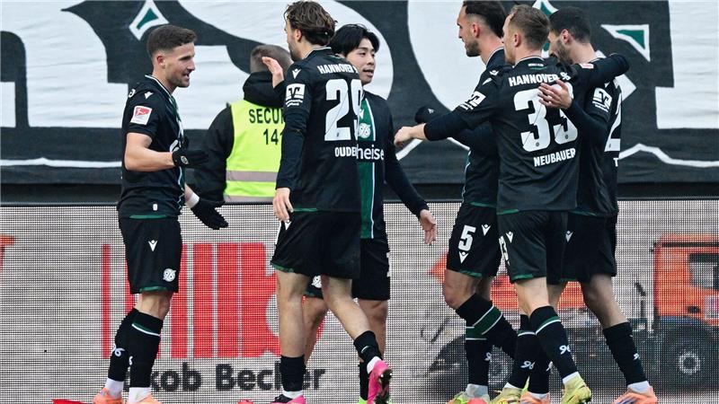 Enzo Leopold (l.) jubelte über sein Tor auf dem Betzenberg.