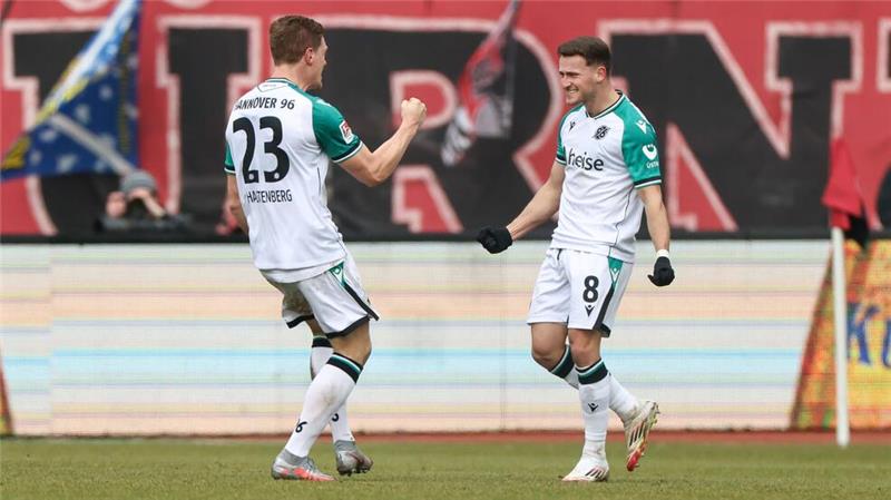 Enzo Leopold (r) trifft per Traum-Freistoß für Hannover.