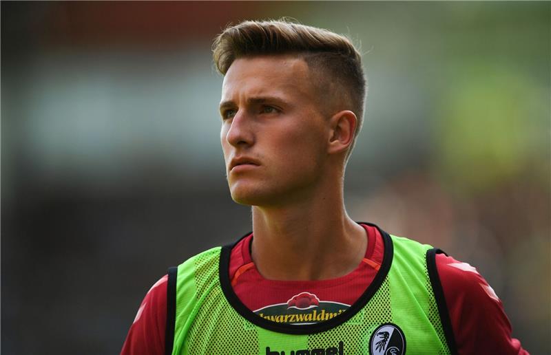 Enzo Leopold von Freiburg läuft über den Rasen.