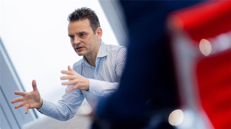 Eon-Chef will beim Erneuerbaren-Ausbau mehr Wettbewerb Eon-Chef Leonhard Birnbaum erhofft sich von der Politik der neuen Bundesregierung, dass Wachstum und Wettbewerbsfähigkeit eine zentrale Rolle spielen. Eon ist Deutschlands größter Energieversorger mit 14 Millionen Strom- und Gaskunden.