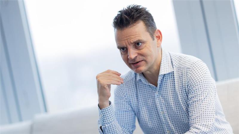 Eon-Chef will beim Erneuerbaren-Ausbau mehr Wettbewerb Eon-Chef Leonhard Birnbaum erhofft sich von der Politik der neuen Bundesregierung, dass Wachstum und Wettbewerbsfähigkeit eine zentrale Rolle spielen. Eon ist Deutschlands größter Energieversorger mit 14 Millionen Strom- und Gaskunden.
