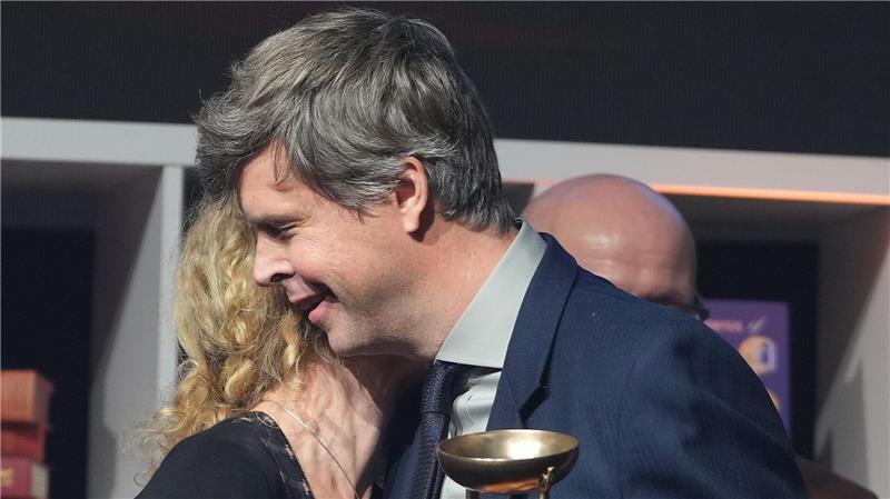 Er bekommt die Auszeichnung für sein Buch „Flesh“.