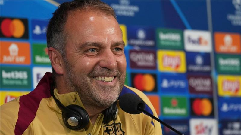 Er bekommt einen jungen neuen Torwart. 