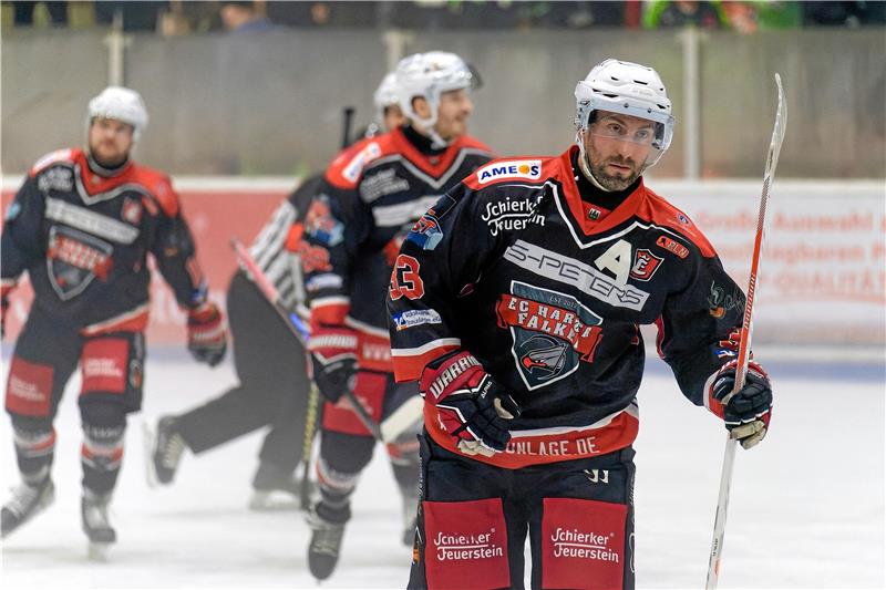 Mr. Play-off will es mit den Falken noch mal wissen Er geht voran: Christoph Koziol, hier nach seinem Treffer zum 1:0 im jüngsten Duell gegen die Salzgitter Icefighters, hat in Braunlage die Erwartungen bisher komplett erfüllt. Foto: Drechsler