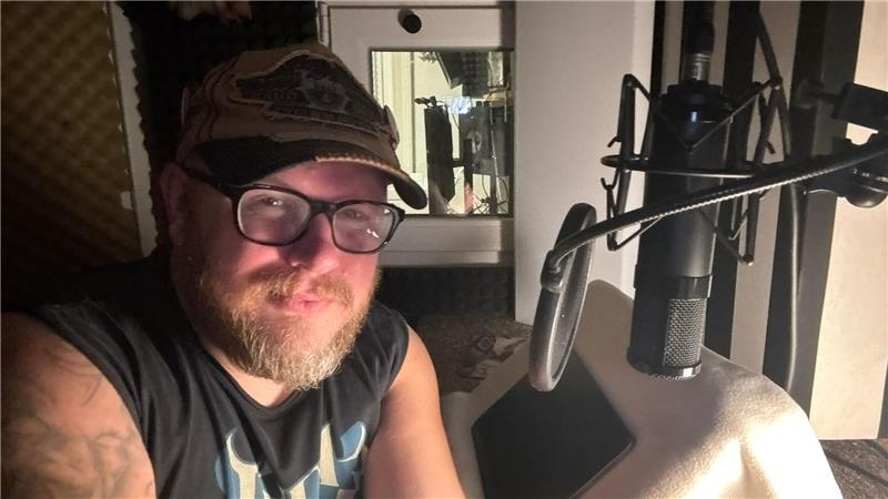 Jan Abraham leiht dem Teufel im neuen Hörspiel seine Stimme Er gibt auch dem Satan seine Stimme: Jan Abraham in seinem heimischen Studio.