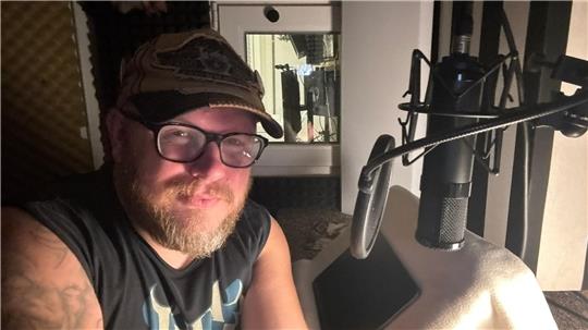 Jan Abraham leiht dem Teufel im neuen Hörspiel seine Stimme Er gibt auch dem Satan seine Stimme: Jan Abraham in seinem heimischen Studio.