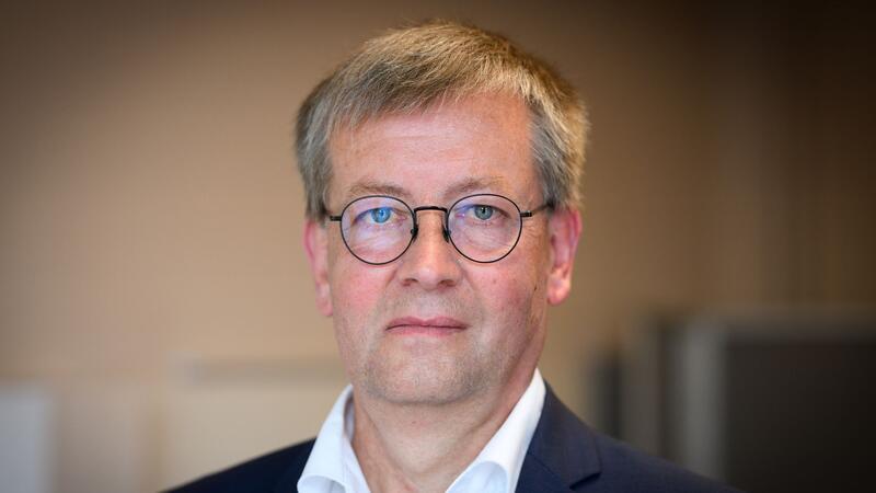 Er halte vom sogenannten begleiteten Trinken gar nichts, sagt der Sucht- und Drogenbeauftragte der Bundesregierung, Burkhard Blienert. (Archivbild)