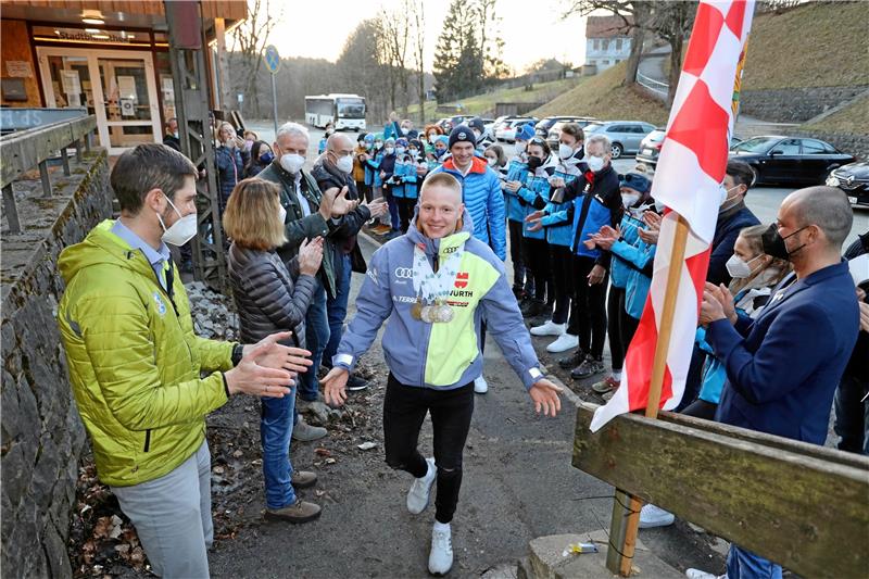 Er hat allen Grund zum Strahlen: Albert Engelmann (Mi.) vom WSV Clausthal-Zellerfeld holt vier Medaillen bei den Jugendweltmeisterschaften im Biathlon und wird in seiner Heimat anschließend gebührend empfangen. Foto: Neuendorf