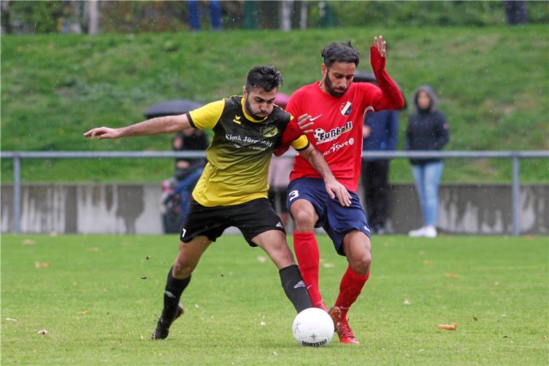 Er hat einen Lauf: Nach seinem Siegtreffer gegen den GSC hat SVR-Stürmer Osman Ibo (li.) auch bei Rot-Weiß Rhüden das entscheidende Tor erzielt.   Foto: GZ-Archiv