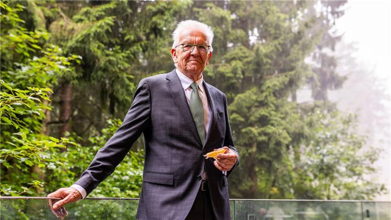 Tapsig und zäh: Neue Bärtierchenart nach Kretschmann benannt Er hat es in der Hand - Namensgeber Kretschmann mit Bärtierchen-Modell von „Ramazzottius kretschmanni“.